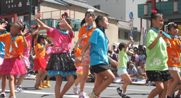 サンバ 小学生 浅草サンバ35th-01 オープニングパレード・続いて ☆地元小学生 ...